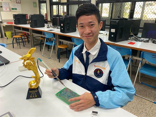 光復中学资讯科3年级学生刘鉴陞，近日参加「全国中等学校技艺竞赛工业类─电脑修护」，荣获全国金手奖佳绩。（陈育贤摄）