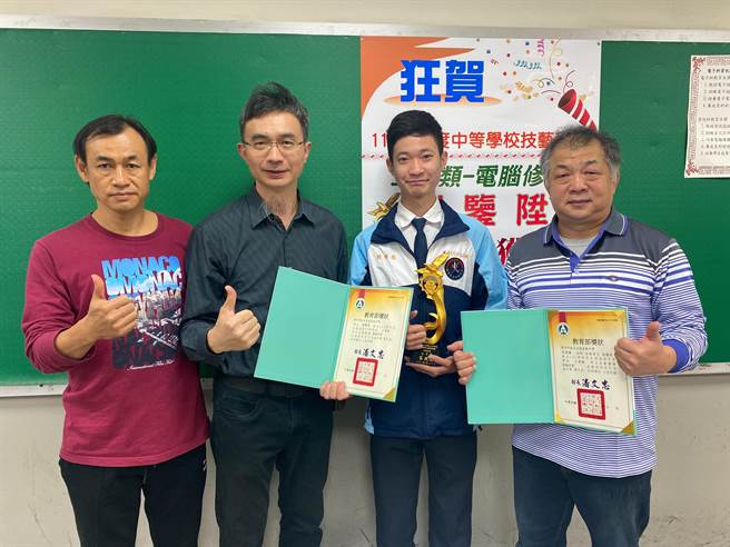 光復中学资讯科3年级学生刘鉴陞（右二），近日参加「全国中等学校技艺竞赛工业类─电脑修护」，荣获全国金手奖佳绩。（陈育贤摄）