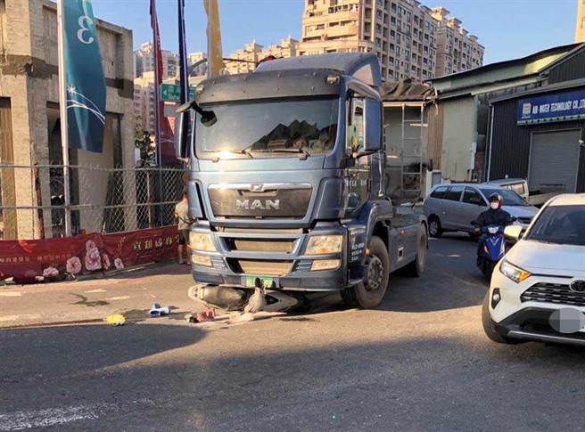 高雄市仁武区7日上午一辆曳引车与机车发生车祸，所幸，机车骑士仅受轻伤。（翻摄照片／林瑞益高雄传真）
