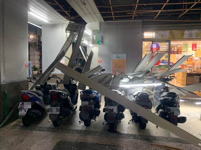 高雄市新兴区一家小七超商今晨骑楼上方的天花板突然塌落，压到停放在骑楼下一整排机车。（翻摄照片／石秀华高雄传真）