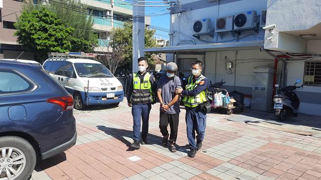 清水超商今天凌晨遭人持刀打劫，警方火速逮到嫌犯。（陳淑娥攝）