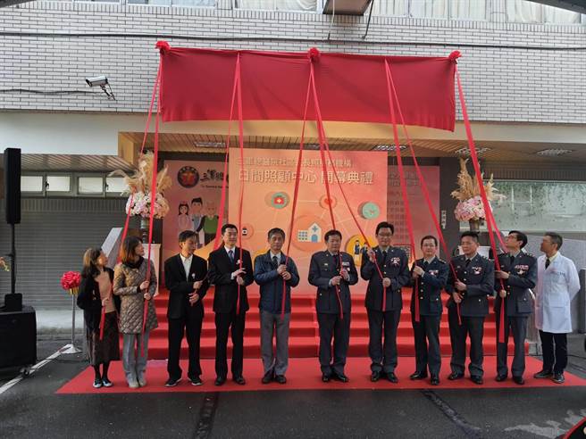 三軍總醫院汀洲院區日間照顧中心今進行揭牌儀式，由軍醫局副局長蔡建松、三軍總醫院院長王智弘共同主持。（陳人齊攝）