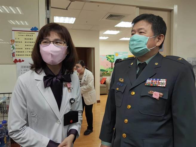 日照中心主任謝嘉娟進行環境導覽。（陳人齊攝）