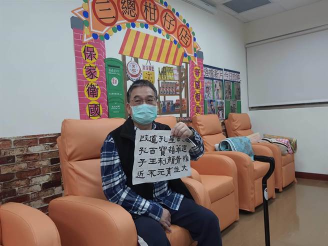 61歲的住民徐先生，擁有書法、水墨畫等才華，經常與住民、照服員分享美學與作品。（陳人齊攝）
