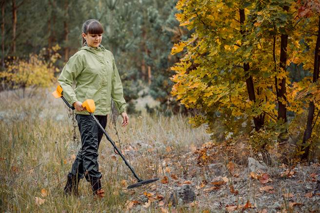 英国一名13岁少女和父亲到荒地寻宝，未料竟挖出来自青铜器时代的斧头。(示意图/达志影像)