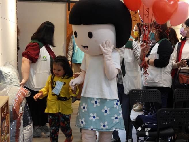 花莲家扶中心7日举办「传爱过好年」暖心套餐记者会，邀请受扶助家庭分享自己的故事。（罗亦晽摄）