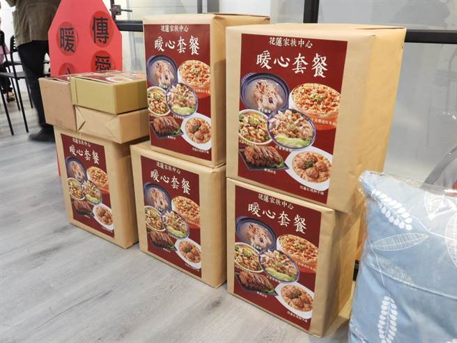 花莲家扶中心每年农历春节前夕，均会办理暖心套餐募集，帮助受助家庭感受年节气氛，今年准备1785份，截至目前仅售出4成许。（罗亦晽摄）