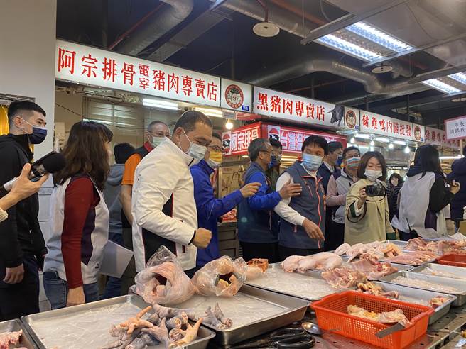 新北市長侯友宜7日前往泰山公有市場視察豬肉標示（戴上容攝）