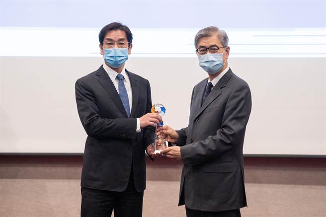 金管会主委黄天牧(右)与台新银行理财商品处资深副总经理刘炽原(左)。（台新提供）