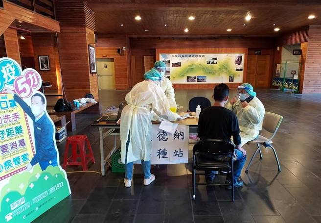阿里山香林衛生室將接種點延伸至阿里山車站，希望吸引遊客前來接種。（嘉縣政府提供／張亦惠嘉縣傳真）
