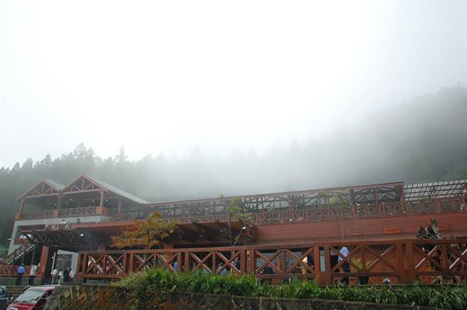 阿里山香林衛生室將接種點延伸至阿里山車站，希望吸引遊客前來接種。（嘉縣政府提供／張亦惠嘉縣傳真）