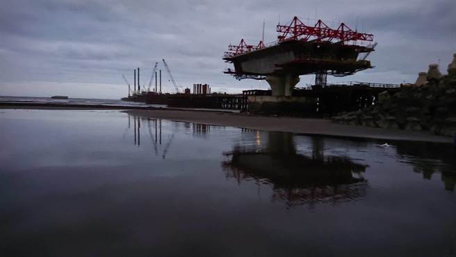 珍爱藻礁公投领衔人潘忠政7日带领立委李德维等人，趁潮水退赶赴实地再度勘查。（潘忠政提供／陈梦茹桃园传真）