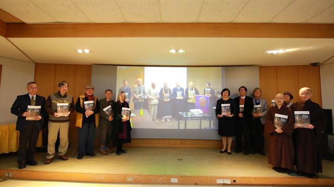 第三届观音文化国际线上论坛开幕式，台、日与会贵宾合影。（图由灵鹫山佛教教团提供）