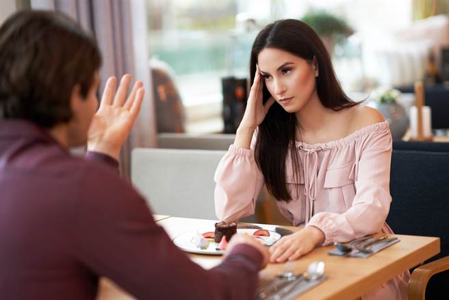 一名網友因為吃飯AA制與女友鬧的不愉快，隨後他謊稱肚子痛離開現場，丟包女友直接回家，引來網友撻伐，留言大罵「活該單身」。（圖／翻攝臉書社團靠北女友my girl）