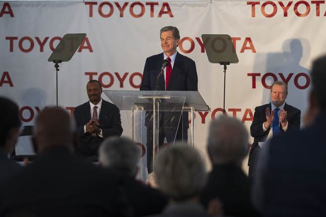 丰田汽车（Toyota）今天宣布，打算斥资13亿美元在美国北卡罗来纳州格林斯伯勒（Greensboro）附近兴建一座电动车电池厂。(图／美联社)