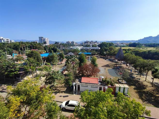 「草屯鎮手工藝智慧園」開發路坎坷，起初規劃時將一旁的「植物公園」、「兒童樂園」也納入其中，但當地居民並不領情，鎮民反對將公園變成科技園區，最後縣府重新調整開發面積，才順利完成開發。(吳建輝攝)