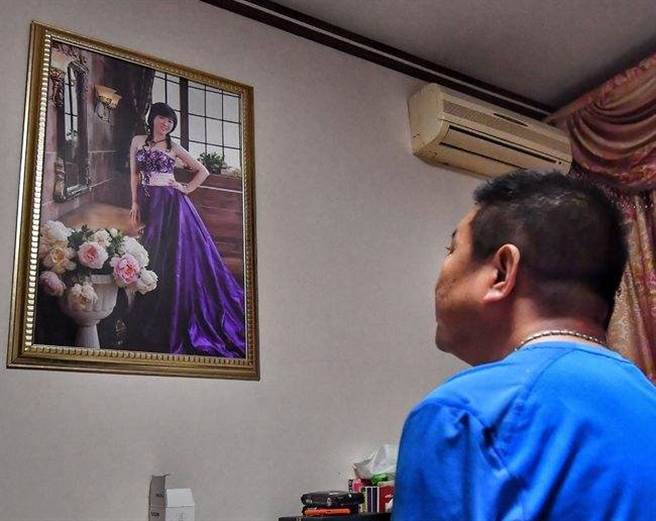 大陆男子桂军民在四年前冰封了癌末的妻子，以深情的形象为人所知，近日接受採访时透露自己也是人、有欲望，考虑再婚。（翻摄微博）