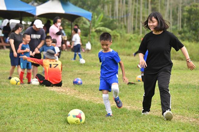 暨南国际大学谘商心理与人力资源发展系携手埔里山城足球俱乐部，邀请大学生担任辅导老师，以足球特教辅导课程，有效引导孩童回归正常生活。(暨南大学提供／李侑珊台北传真)