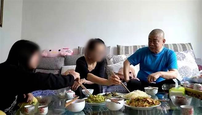 桂军民（右1）与新女友（中）、外甥女（左1）同桌吃饭。（翻摄自微博）