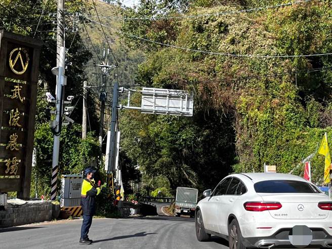 台中市和平警分局副分局长陈松永7日接受警广节目专访，宣导武陵农场樱花季交通疏运措施，并呼吁民眾注意登山安全。（和平警分局提供／陈淑娥台中传真）