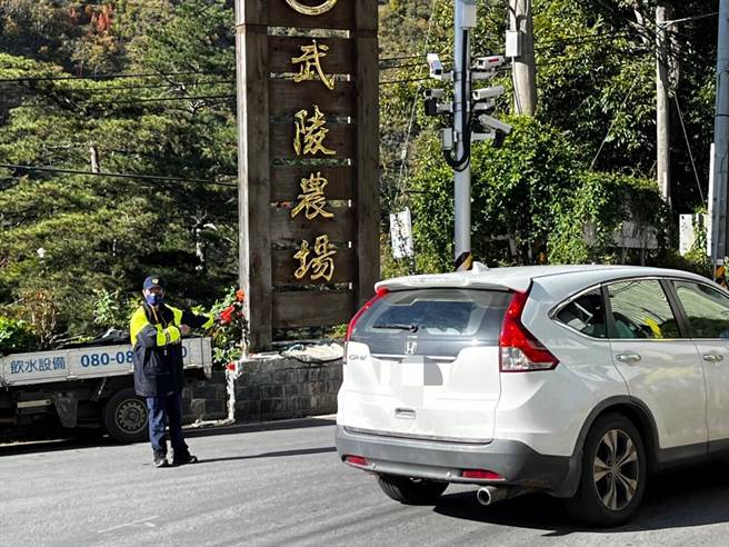 台中市和平警分局副分局长陈松永7日接受警广节目专访，宣导武陵农场樱花季交通疏运措施，并呼吁民眾注意登山安全。（和平警分局提供／陈淑娥台中传真）