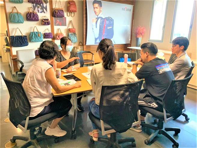 企业辅导团提供企业专业谘询服务。（劳动力发展署中彰投分署提供／卢金足台中传真）