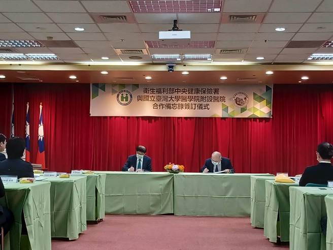 健保署長李伯璋、台大醫院院長吳明賢今共同簽署合作備忘錄，雙方將建置全球首個以影像資訊為基礎的心血管風險資料庫，讓民眾在「全民健保行動快易通｜健康存摺」APP，瞭解本身是否為心臟病高風險族群。（林周義攝）