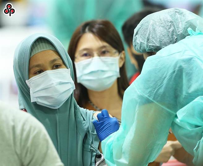 据统计指出，移工第一剂新冠肺炎疫苗接种率达83％，相较国人第一剂接种率的78％来的高。（报系资料照）