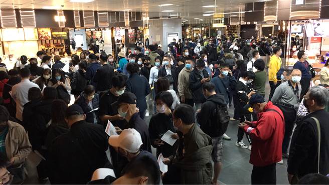 圖為台北車站6日傍晚湧入大批人潮接種疫苗。（季志翔攝）