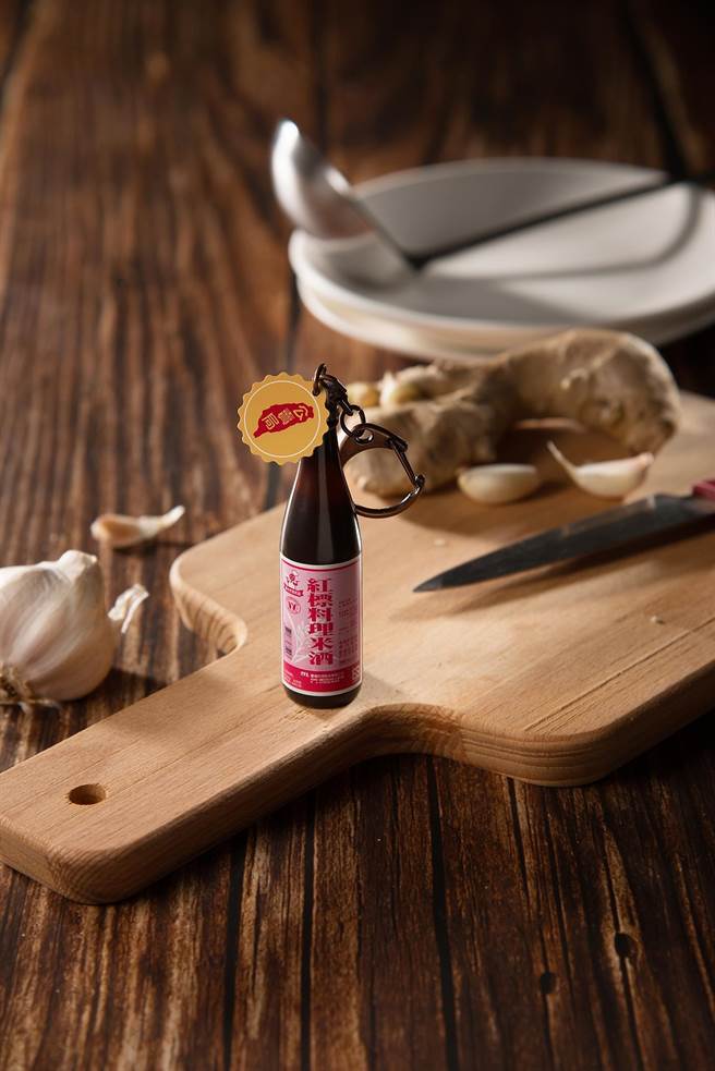 冬天将至，台北市悠游卡公司趁机推出超应景的怀旧系列「红标料理米酒3D造型悠游卡」。（悠游卡公司提供）