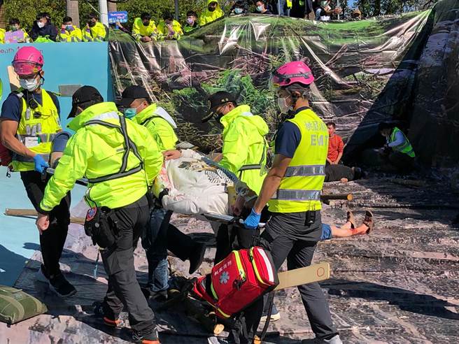 桃园市消防员、义消参加救护竞赛夺多项奖项。(消防局提供／蔡依珍桃园传真)