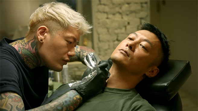 余文乐添上新的刺青，是女儿的名字。（滚动工作室提供）