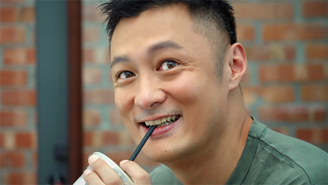 余文乐Youtube频道《Inside out》播到第7集。（滚动工作室提供）