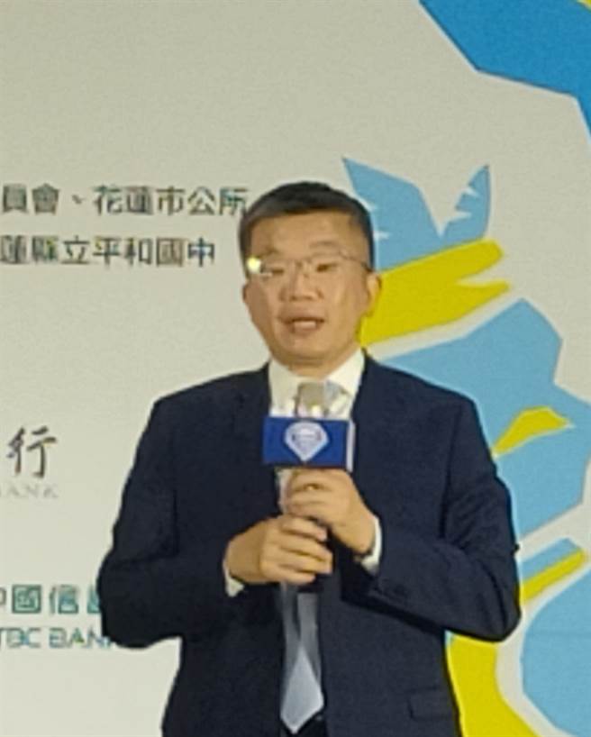 立法院今天三读通过运产条例修正案，中华职棒会长、立法院副院长蔡其昌表示，修正案通过后虽然政府会少收9亿元税收，但能帮助体育界带来30亿元的赞助。(黄邱伦摄)