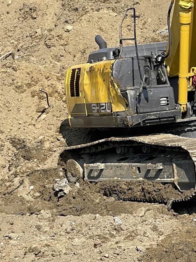 台南鐵路地下化施工上午發生怪手因為土質鬆軟而翻覆的意外。(鐵道局提供／曹婷婷台南傳真)