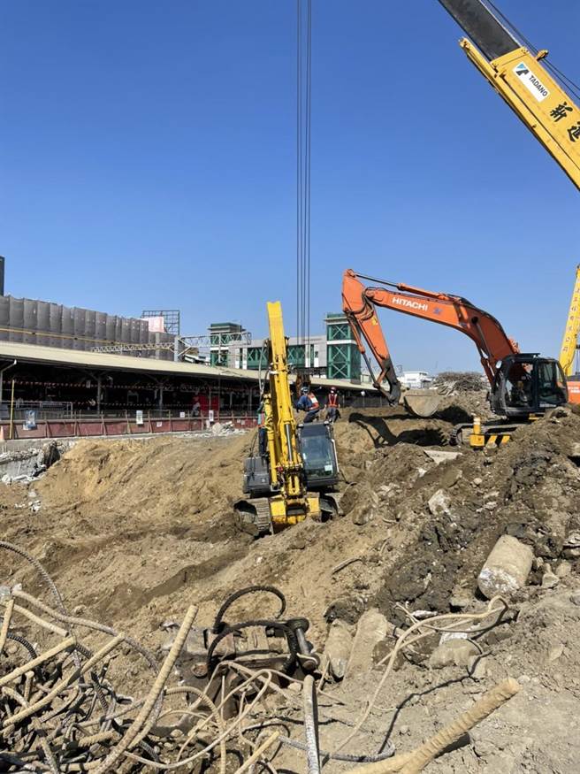 台南鐵路地下化施工上午發生怪手因為土質鬆軟而翻覆的意外。(鐵道局提供／曹婷婷台南傳真)