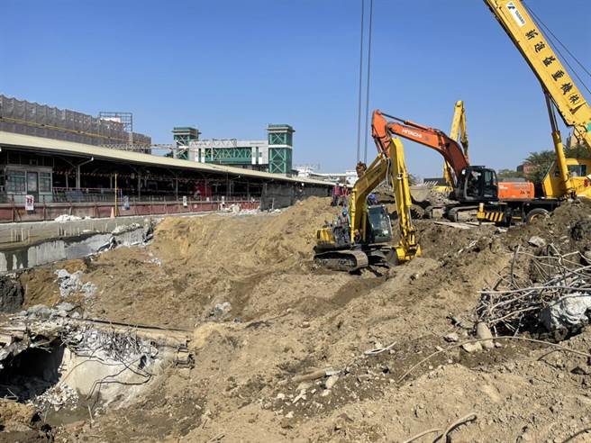 台南鐵路地下化施工上午發生怪手因為土質鬆軟而翻覆的意外。(鐵道局提供／曹婷婷台南傳真)