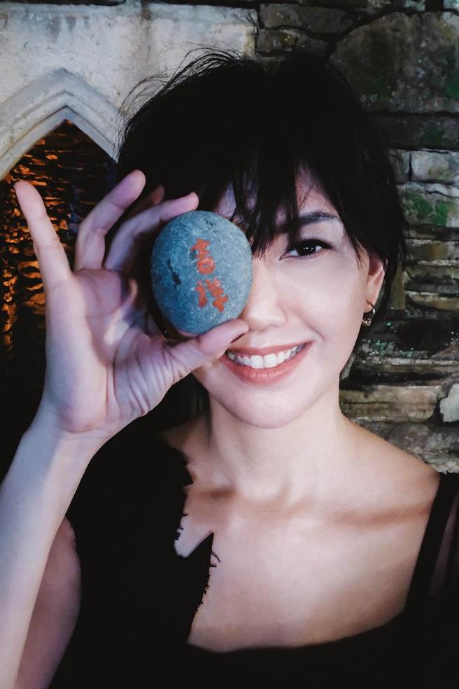 孙燕姿〈世界终结前一天〉MV ，因算命师一块灵石串起了三位市民的故事。（环球音乐提供）