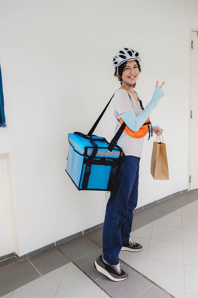 孙燕姿在新歌MV客串饰演外送员。（环球音乐提供）