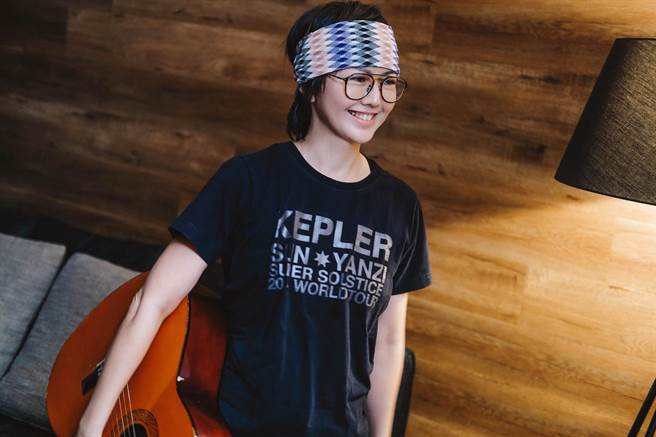 孙燕姿在MV里一人分饰多角，彩蛋满满。（环球音乐提供）