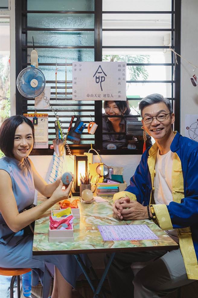 喜剧天王李国煌（右）首度演出MV，佩服天后孙燕姿凡事一手包办。（环球音乐提供）