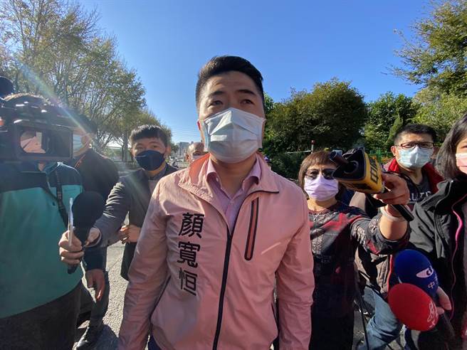 支持者炒米粉遭调查，顏宽恒抨击，难道到明年1月9日投票日，米粉不能炒、行程不能跑。（请参阅最高检察署编印之《检察官查察妨害总统副总统公职人员选举有关刑事及选举诉讼法令辑要》第153页，明文指出「简易性之炒米粉、便当、贡丸汤等米麵制品或汤类」不算贿选）（卢金足摄）