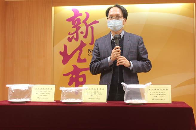 卫生局副局长许朝程公布抽验32家汤圆业者，其中3家防腐剂超标。（陈慰慈摄）