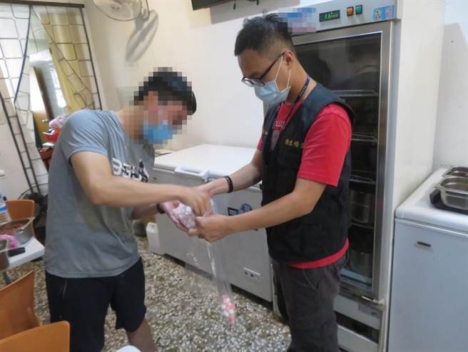 冬至将届，卫生局针对辖内餐饮业、卖场超市及传统市场摊商等贩售汤圆进行稽查，并将违规产品回收。（新北市卫生局提供）