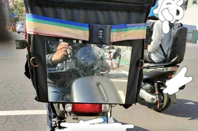 原PO看见前方外送员机车装大镜子，不懂用意为何。（图／翻摄自脸书「爆废公社公开版」）