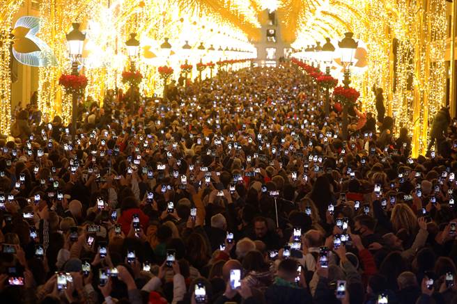 参加完一场百人耶诞派对后，近70名在一家医院加护病房工作的医师、护理师确诊。(图／路透社)