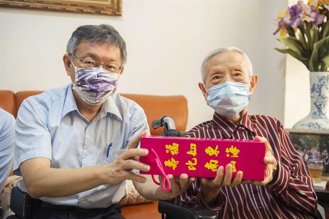 台北市长柯文哲（左）在重阳节亲自拜访人瑞长辈。（台北市社会局提供／张立勋台北传真）