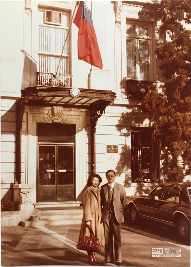 1978年王豫元夫妇在驻美大使馆门前。（图：王豫元提供）