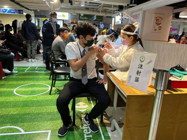 家樂福配合地方衛生局11月20日至12月5日有8家分店成立疫苗施打站；12月6日至18日再成立新站或續站，目前計有21家施打站。（家樂福提供）