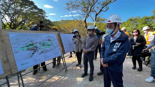 高雄市副市长林钦荣今（7）日前往动物园视察指出，目前进度超前，可提早于明年9月完工启用。（柯宗纬摄）